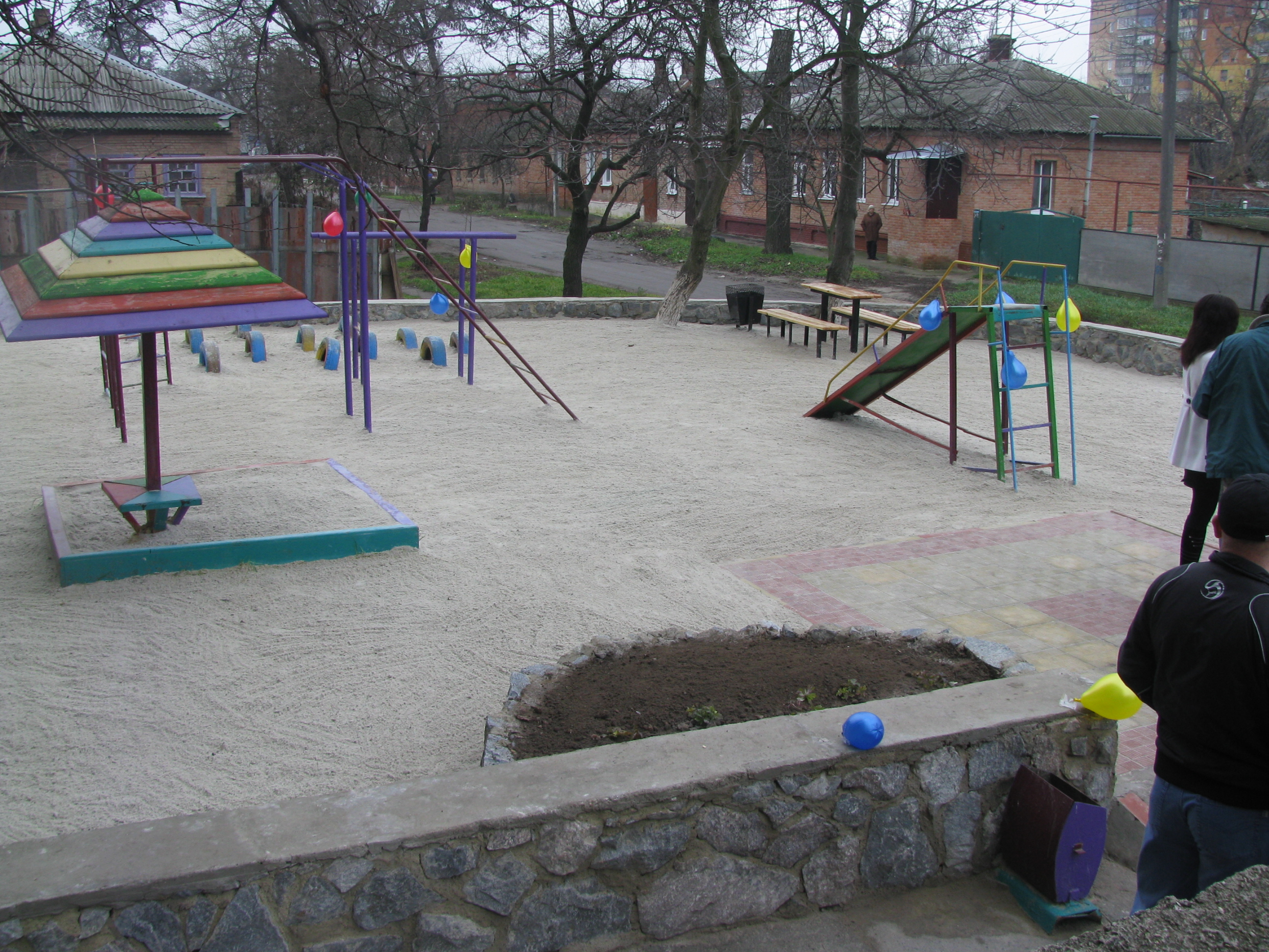 У Кировограді дитячі майданчики будують мешканці гуртожитків
