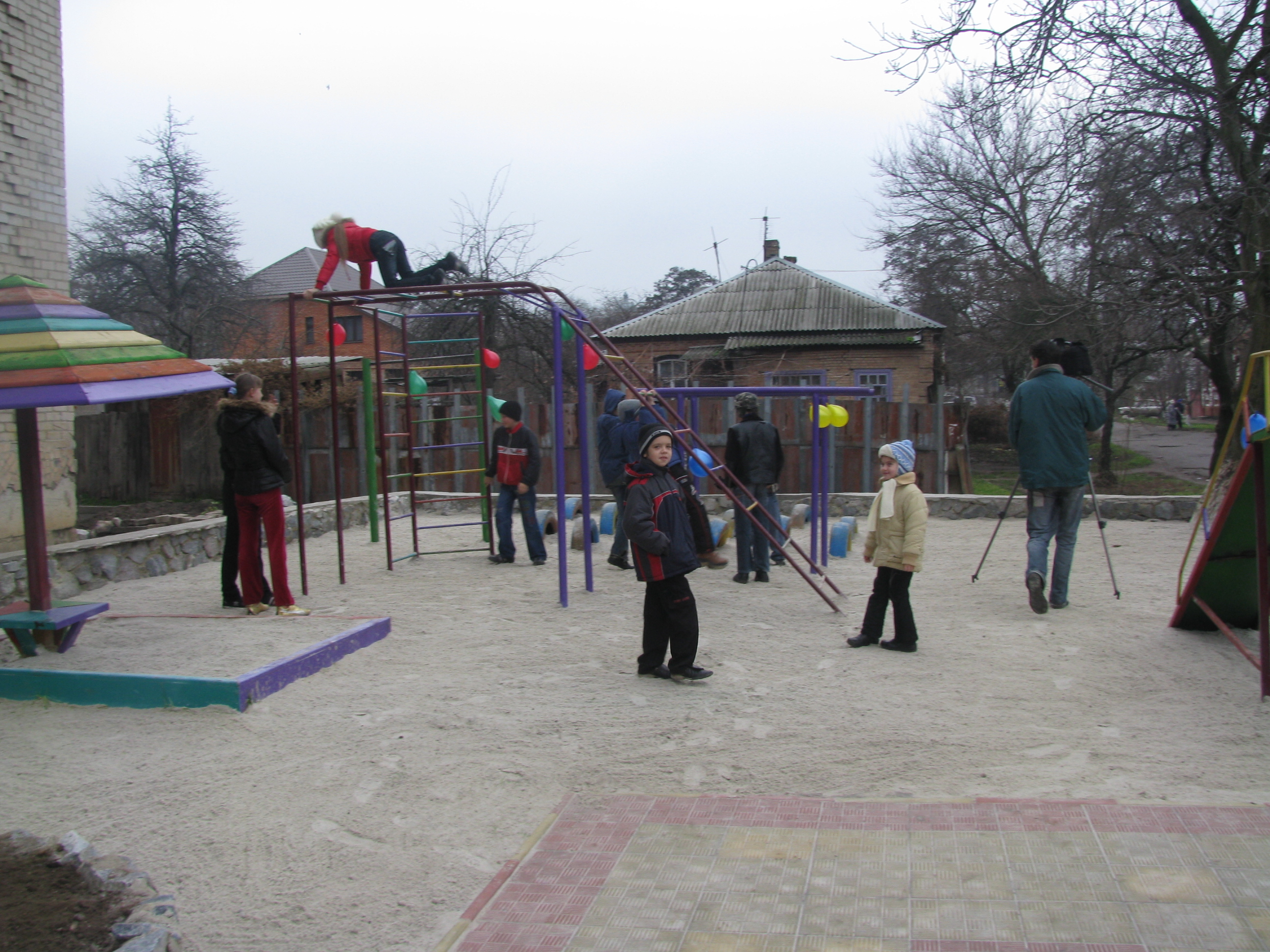 У Кировограді дитячі майданчики будують мешканці гуртожитків