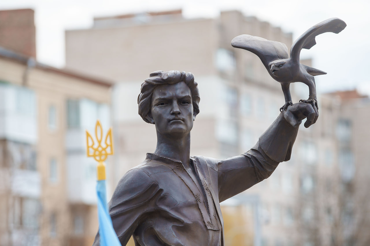 https://gurt.org.ua/uploads/news/2025/11/21/yuvileyniy-p'yatiy-pam'yatnik-dzhuri-vidkrili-u-vinnici-4_67d9489d.jpg